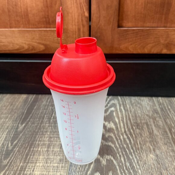 Tupperware Quick Shake Container with Insert - Picture 5 of 16